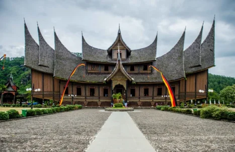 istano-basa-pagaruyung-tempat-menarik-di-padang-indonesia
